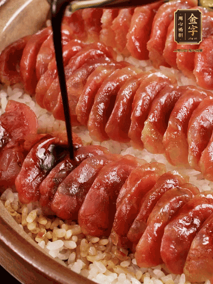 淋上醬汁攪拌均勻
調(diào)一個(gè)醬汁：生抽2匙、老抽半匙、蠔油半匙、白砂糖1/3匙、雞精1/3匙、香油5滴、水1匙