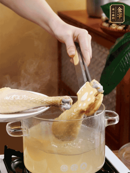 雞腿冷水下鍋，加蔥姜焯水，洗凈備用