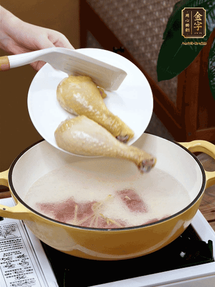 倒清水，放雞腿，大火煮開轉(zhuǎn)中小火煮20分鐘