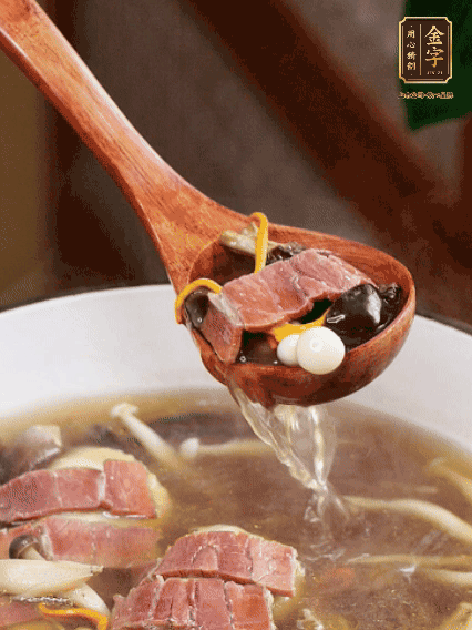 加羊肚菌、雞縱菌、蟲草花、海鮮菇、白玉菇再煮20分鐘