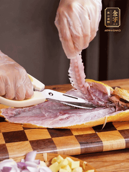 黃魚處理干凈，對半片開去骨，泡入蔥姜水、料酒、鹽調成的料汁中浸泡15分鐘，擦干水分