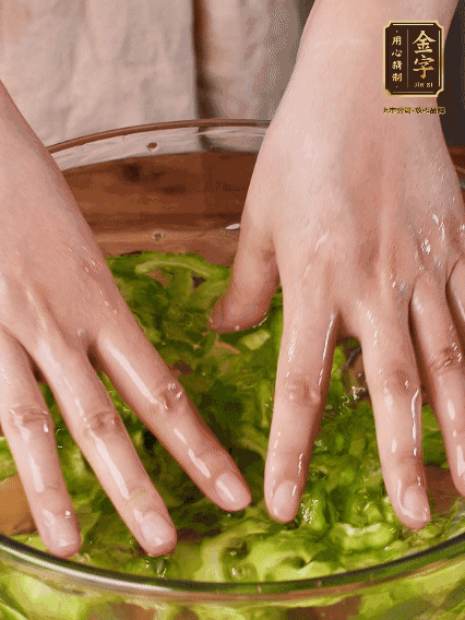 苦瓜去瓤切片，用鹽腌20分鐘，反復(fù)洗凈去苦味