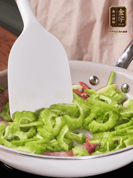 熱油，火腿、蔥姜、干辣椒煸香，再下苦瓜翻炒