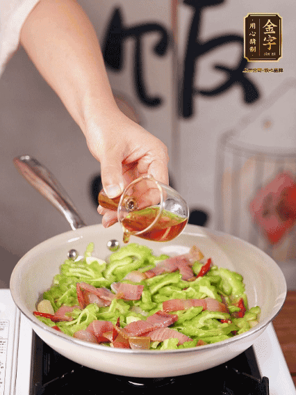 淋一圈料酒，少許糖調(diào)味