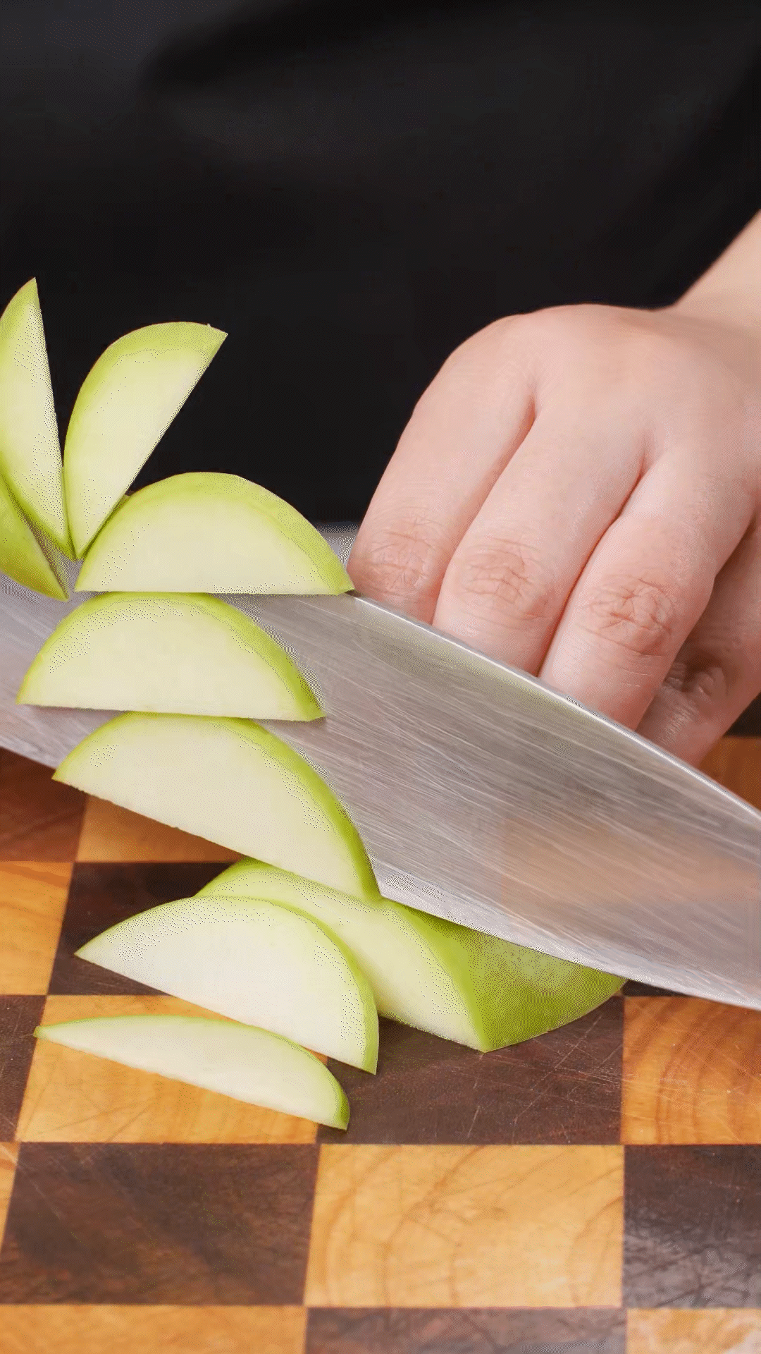 蘋果、梨子洗凈改刀
