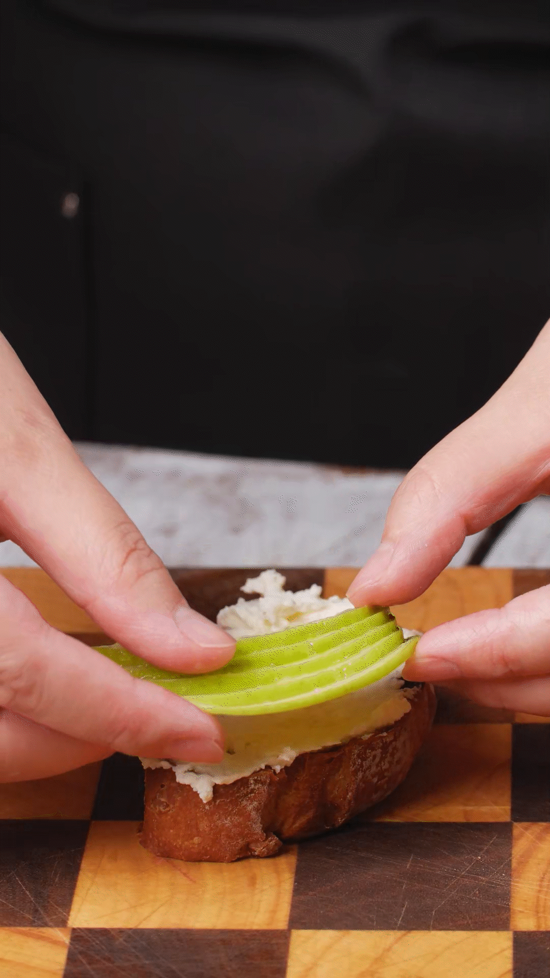 歐包抹上奶酪依次放上：蘋果、梨、藍(lán)莓
