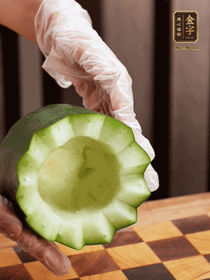 將小冬瓜洗凈，頂端切開去瓜瓤，改刀切口呈鋸齒狀