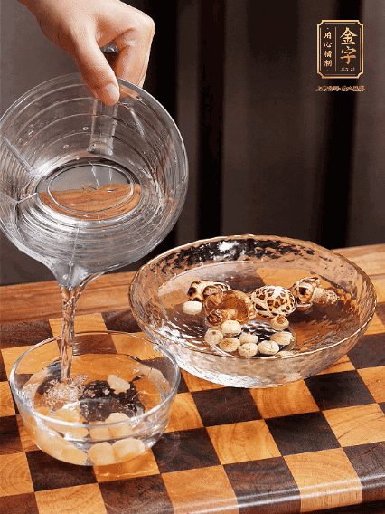 將雞肉、鮑魚、蝦仁焯水，冬菇、蓮子、干貝泡發(fā)