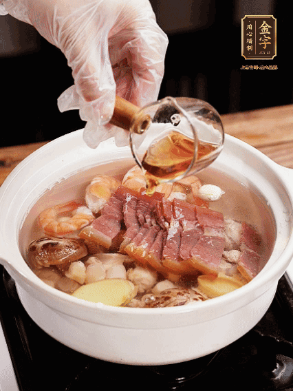 7種食材+帶皮冬瓜塊用砂鍋/電飯煲煮湯功能煮熟，少許鹽、花雕調(diào)味