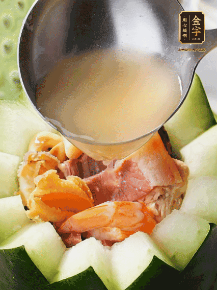 煮好后，盛入冬瓜盅。放入鍋中，可繼續(xù)燉煮，越燉越有味