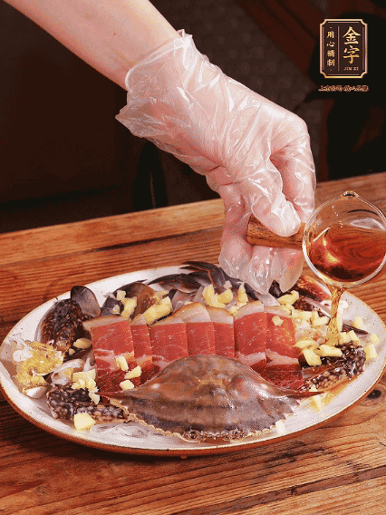 冷水上鍋蒸12分鐘（具體看蟹的大?。?，最后撒上蔥絲、澆上熱油即可