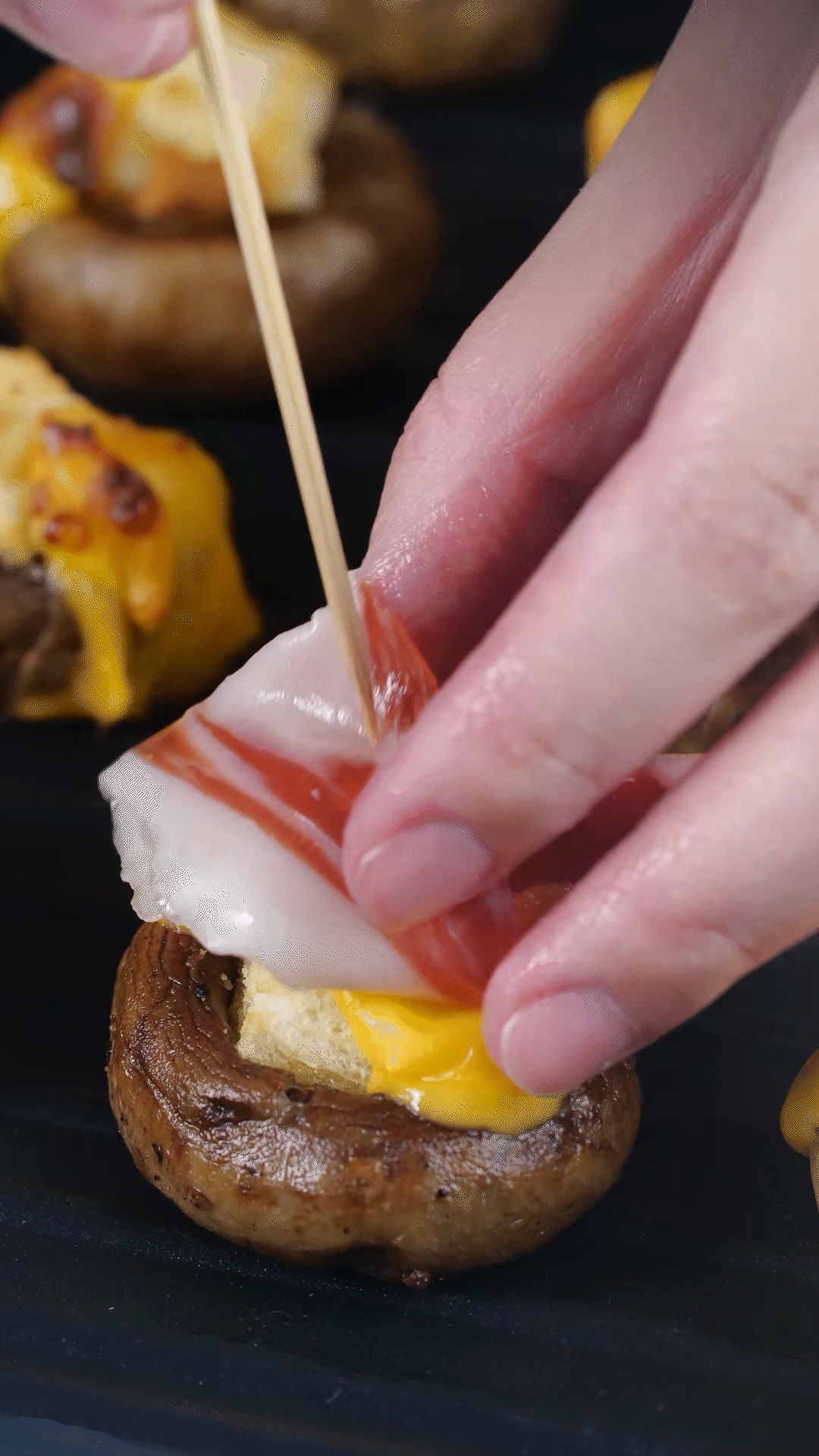 將火腿卷一卷，放在最頂部，插上竹簽